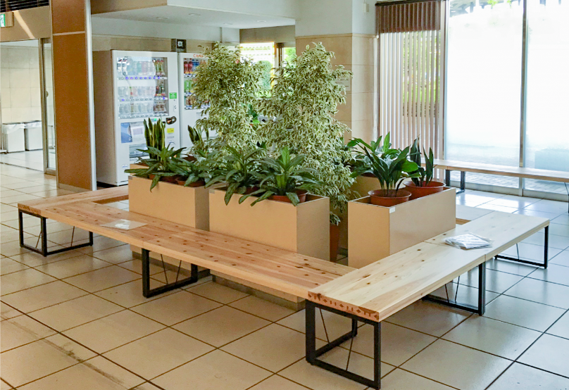 休憩スペースに観葉植物を設置し、居心地を改善