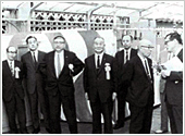 創立総会後のパーティーで顔をそろえた発足時の役員。右から4番目が代表取締役大橋賽次